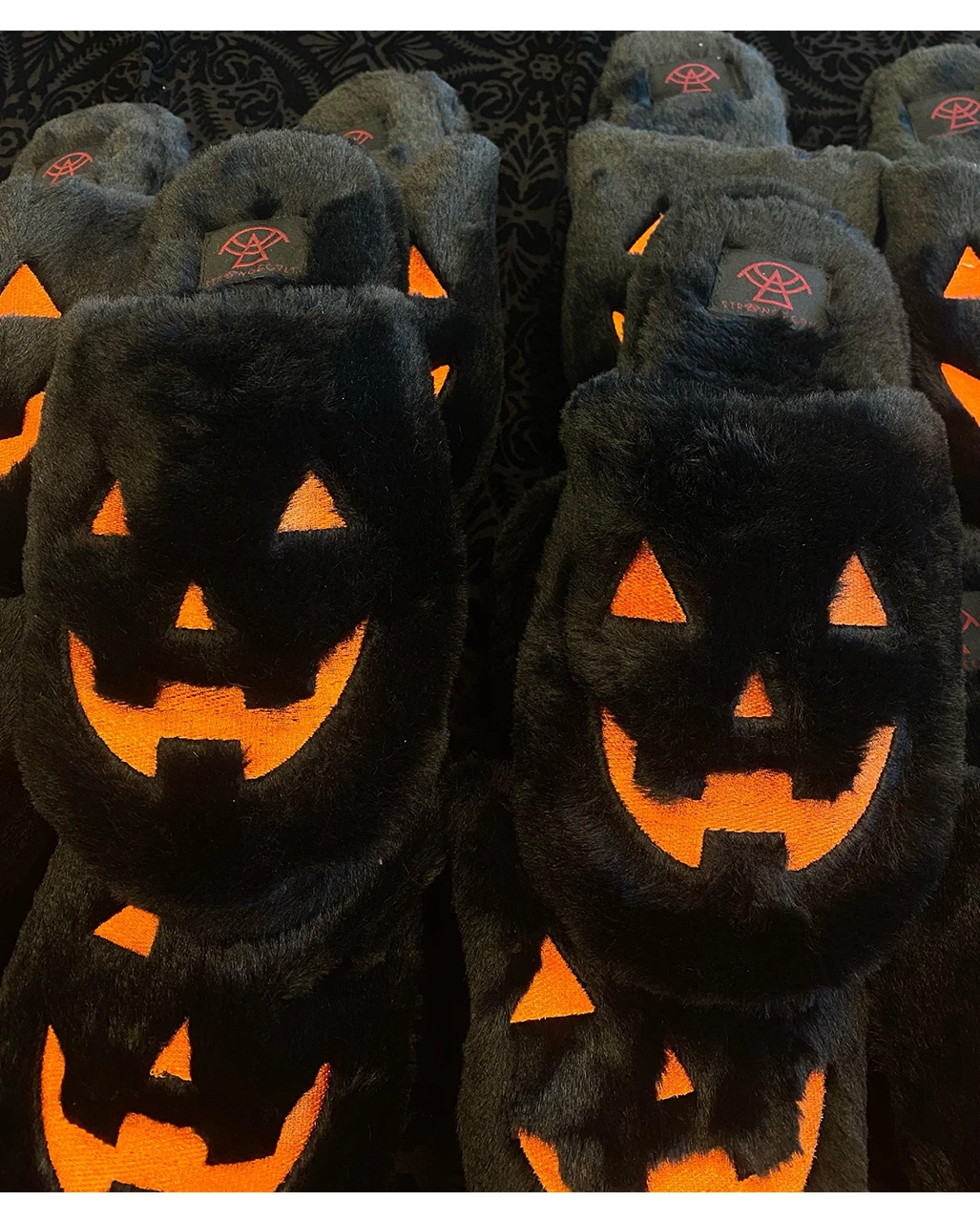 Schwarze Kreepy Kozy Jack Plüsch Hausschuhe 3 Schwarze Kreepy Kozy Jack Plüsch Hausschuhe